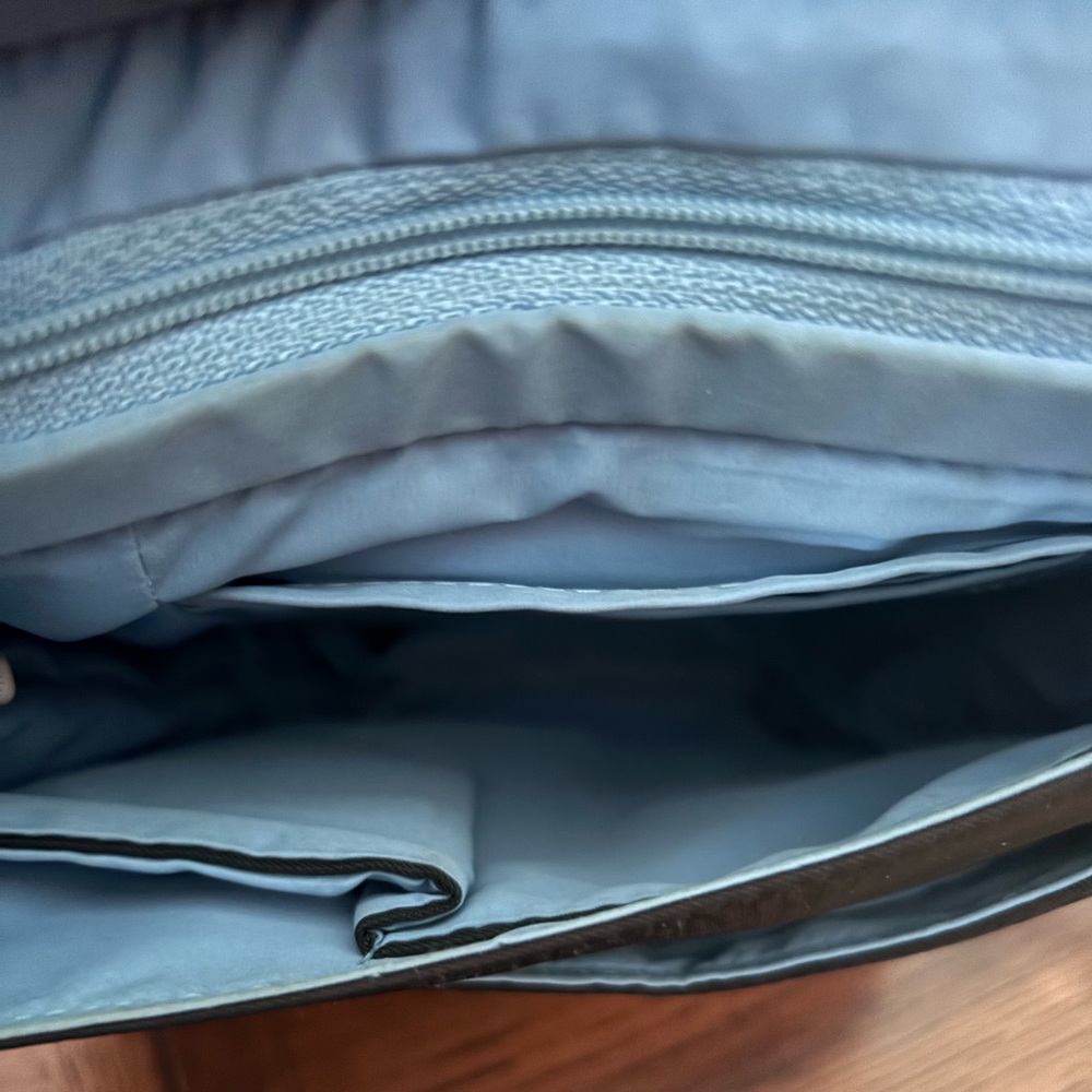 Travelon Anti-Theft Classic Small East/West Crossbody bag - Picture 7 of 12